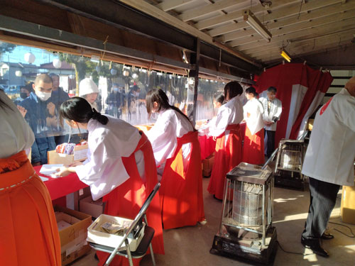 巫女さんによるお札授与所の様子